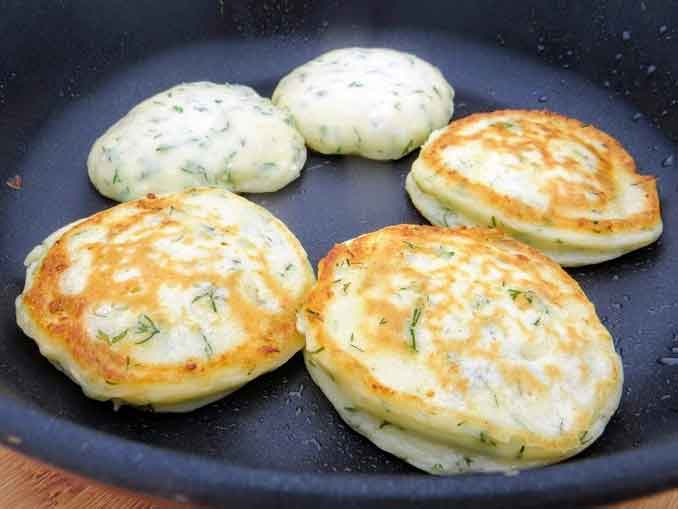 Оладьи с творогом и зеленью. Важный секрет пышных оладий