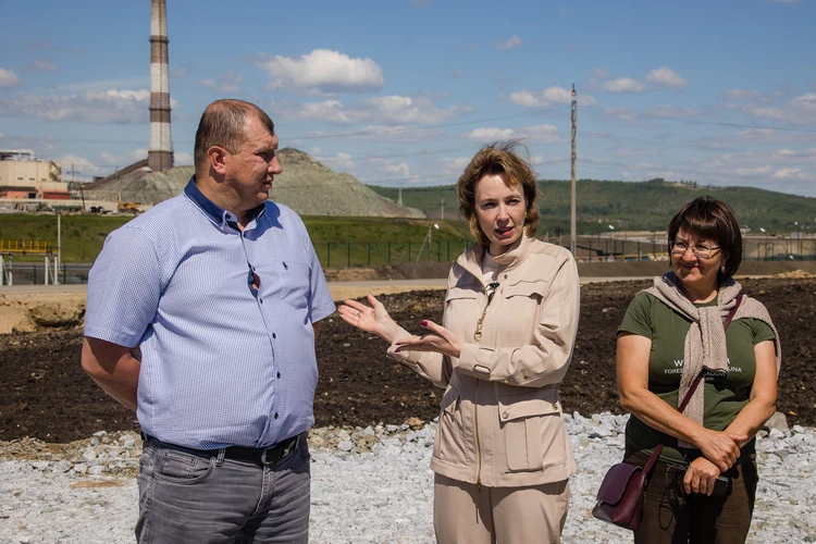 Вице-президент по экологической и промышленной безопасности РМК Наталия Гончар показывает на зеленый холм, под которым находятся отвалы.