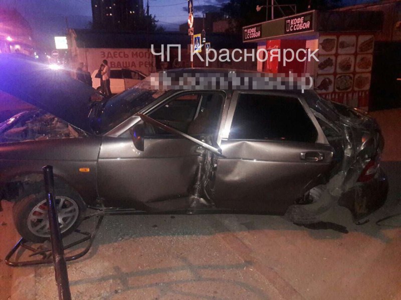 В результате ДТП виновник аварии - водитель Lada Priora - получил переломы обеих ног. Девушка за рулем Subaru не пострадала. авария, авто авария, дтп, лада, прикол, пьяный, пьяный за рулем, развод