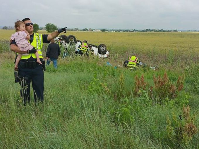 «Фото дня»: Полицейский отвлекает малышку после смерти её отца в ДТП «Фото дня»: Полицейский отвлекает малышку после смерти её отца в ДТП аварии,авто и мото,автоновости,видео,происшествия