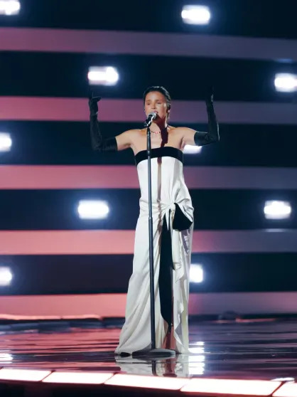 Zivert на сцене, обращение от Юлии и Анны Пересильд и 