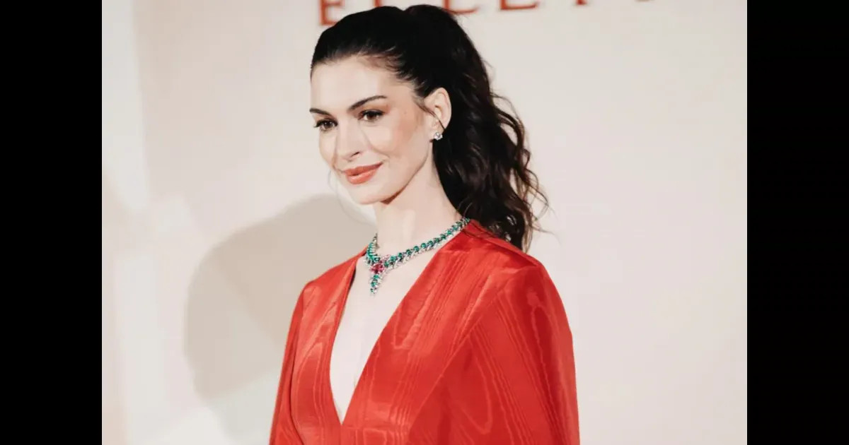 Энн Хэтэуэй, Дуа Липа, Приянка Чопра и Джейк Джилленхол на показе Bvlgari в Милане