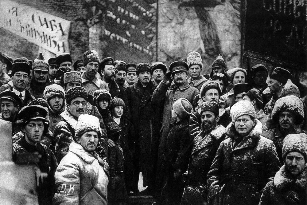 Владимир Ленин и Лев Троцкий (в центре).