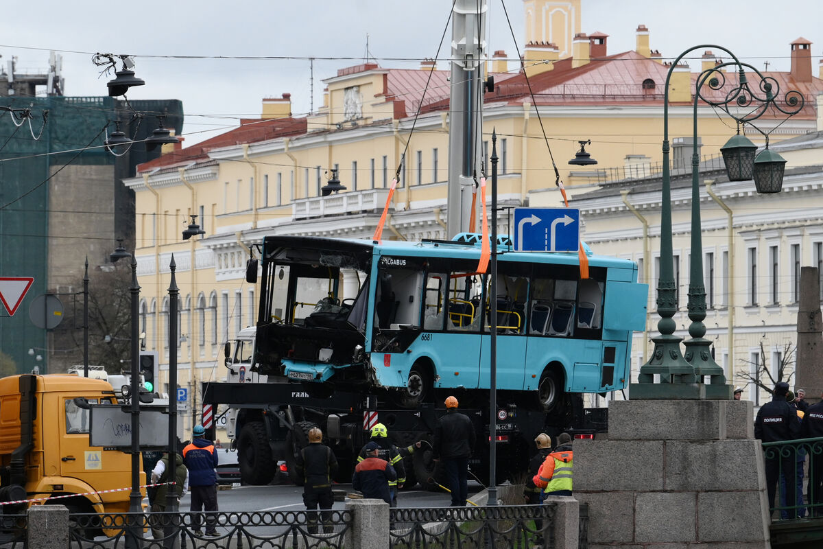 Число погибших из-за падения автобуса в реку в Петербурге возросло до семи