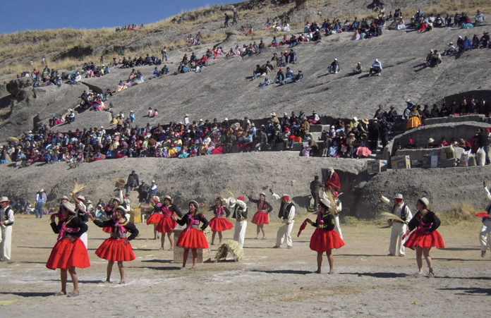 Фото взято с сайта: https://andina.pe/agencia/noticia-con-festival-danzas-provincia-yunguyo-celebrara-ano-nuevo-andino-301015.aspx