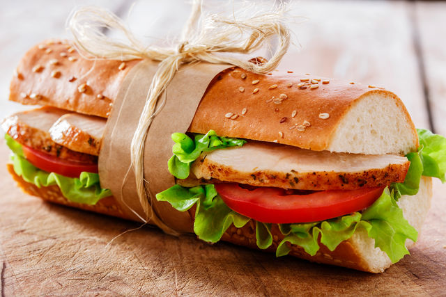 Такой сэндвич сбалансирован по составу, а потому легко заменит собой полноценный обед