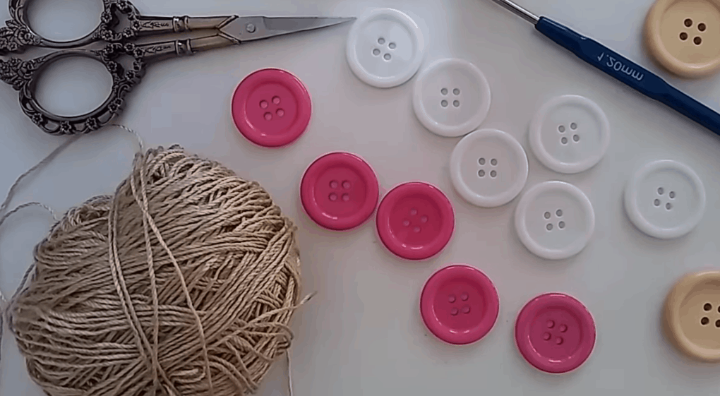 Обычные пуговицы, превращенные в стильный аксессуар декор,женские хобби,поделки,рукоделие,своими руками,украшение