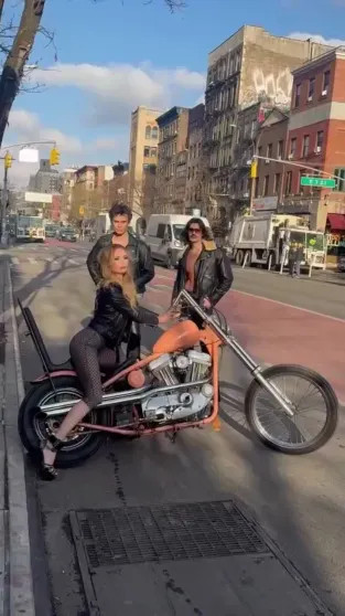 Анна Делви позировала для Playboy с GPS-трекером на ноге