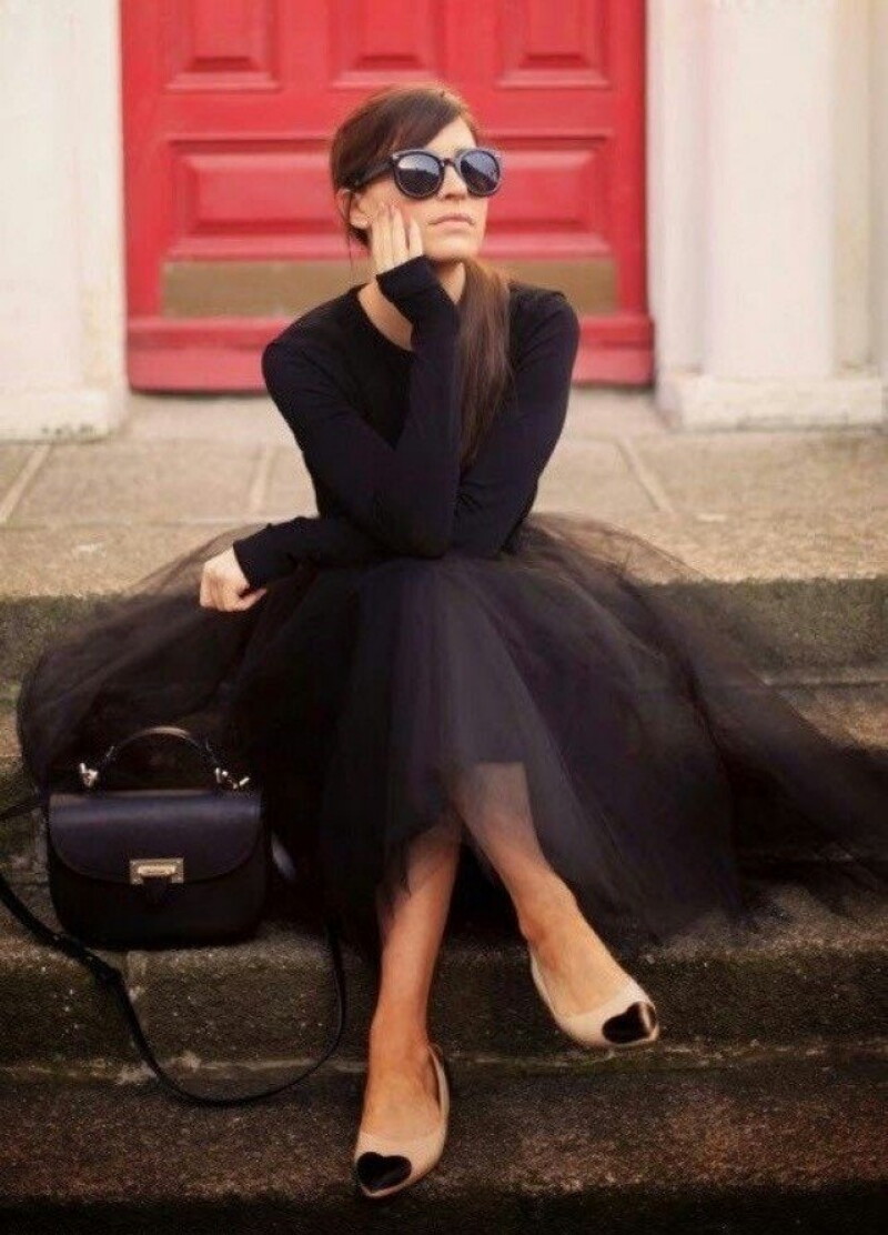 Француженка в черном платье