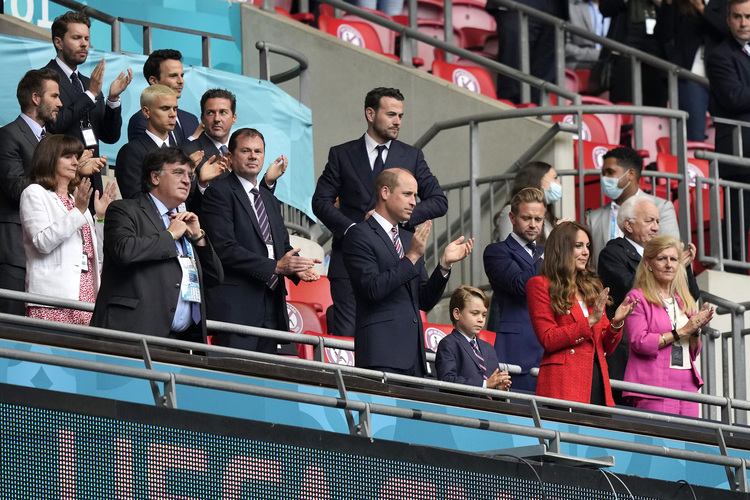 Кейт Миддлтон и принц Уильям с принцем Джорджем посетили матч сборной Англии на Евро-2020 Монархи,Британские монархи