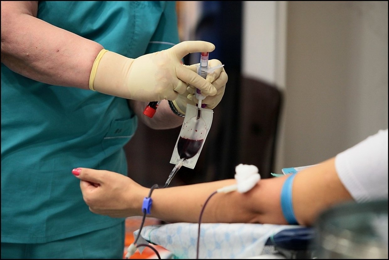 Донор крови для пострадавших. Забор крови для переливания. Техника забора донорской крови.