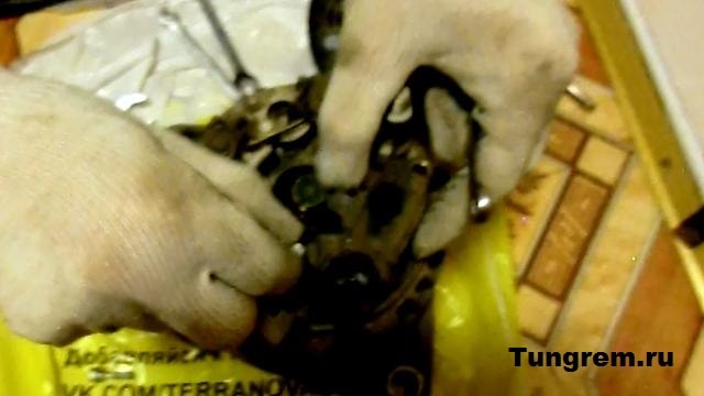 Снятие регулятора напряжения со щётками Лада Калина