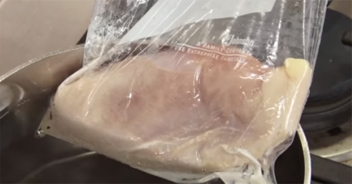 Как разморозить мясо быстро и без микроволновки, чтобы оно осталось вкусным