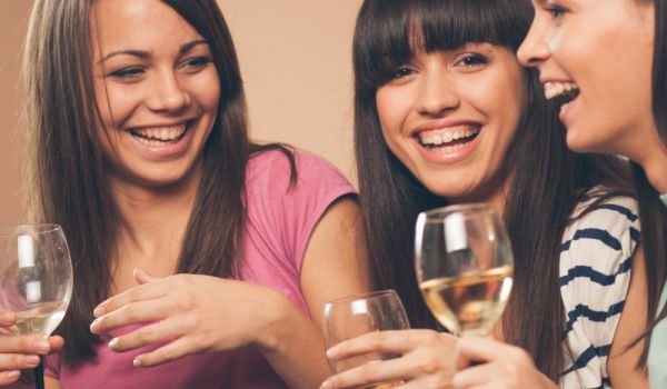 15 Мартовские именины»/></p>
<p>Во время богослужения священнослужители несут крест, а миряне имеют возможность поклониться ему и вспомнить о великом самопожертвовании Спасителя. </p>
<p>Поэтому день перед Крестовоздвиженским воскресеньем, в которое 7 светлых мужей защищали свою веру, был выбран <strong>именинами людей, носящих Божьи имена</strong>. 15 марта угощать всех именами Боян, Бозил, Божко, Манол, Эммануэль, Тотжо, Манчо и их женскими производными. Во время празднования они могут с гордостью помнить, что их имена связаны с понятием филантропии и достоинства.</p>