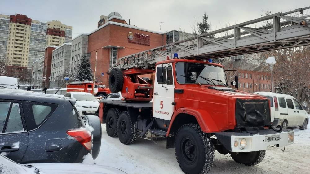 Студентов РАНХиГС эвакуировали из здания вуза в Новосибирске из-за пожара