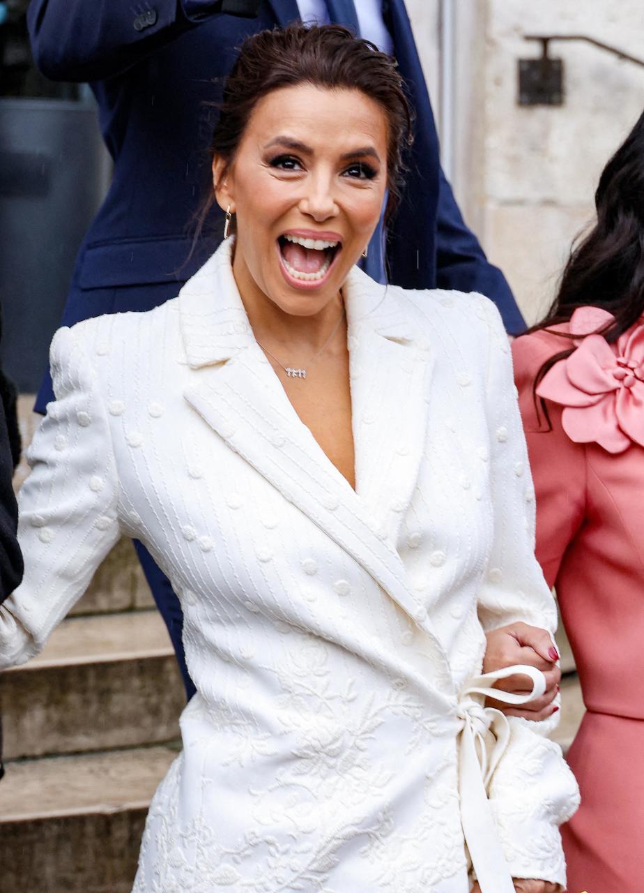 Ева Лонгория улыбается