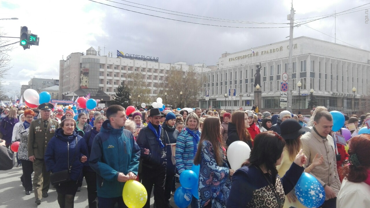 День города красноярск сегодня. Первомай Красноярск. Красноярск люди. Жители Красноярска. Первое мая демонстрация Красноярск.