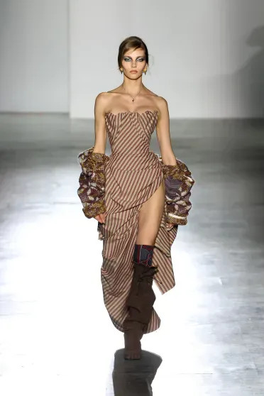 Алеся Кафельникова вышла на подиум показа Vivienne Westwood в рамках Недели моды в Париже Кафельникова, вышла, подиум, также, которая, показе, платье, этого, рамках, Westwood, Vivienne, подряд, Осенью, домом, например, модным, дефилировала, сотрудничает, Российская, сезон