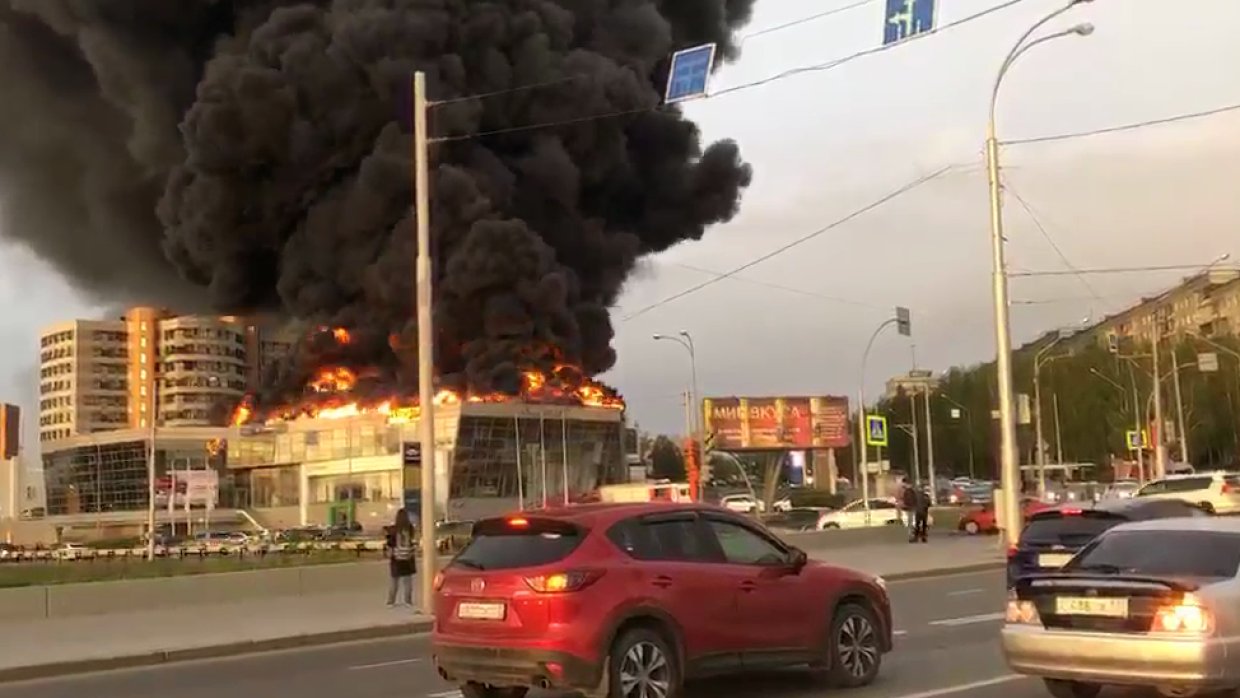 Горит хендэ. Пожар в автосалоне Кемерово. Пожар в Кемерово сейчас автосалон. Горит автосалон в Кемерово. Сгорел автосалон в Кемерово.