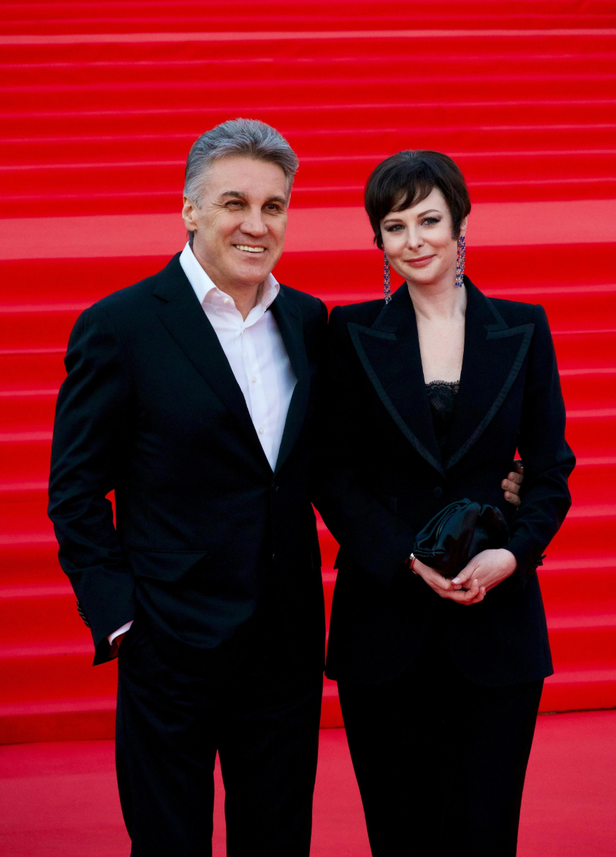 Сыновья едва сдерживали слезы, а жена раскрыла семейную тайну: как прошли похороны Алексея Пиманова Погодина, Ольга, журналиста, Алексея, Пиманов, Алексей, Пиманова, телеведущего, Дарья, друзья, никогда, временем, Пиманова —, скончался, супруга, также, Мужчина, секунду, продюсера, программы