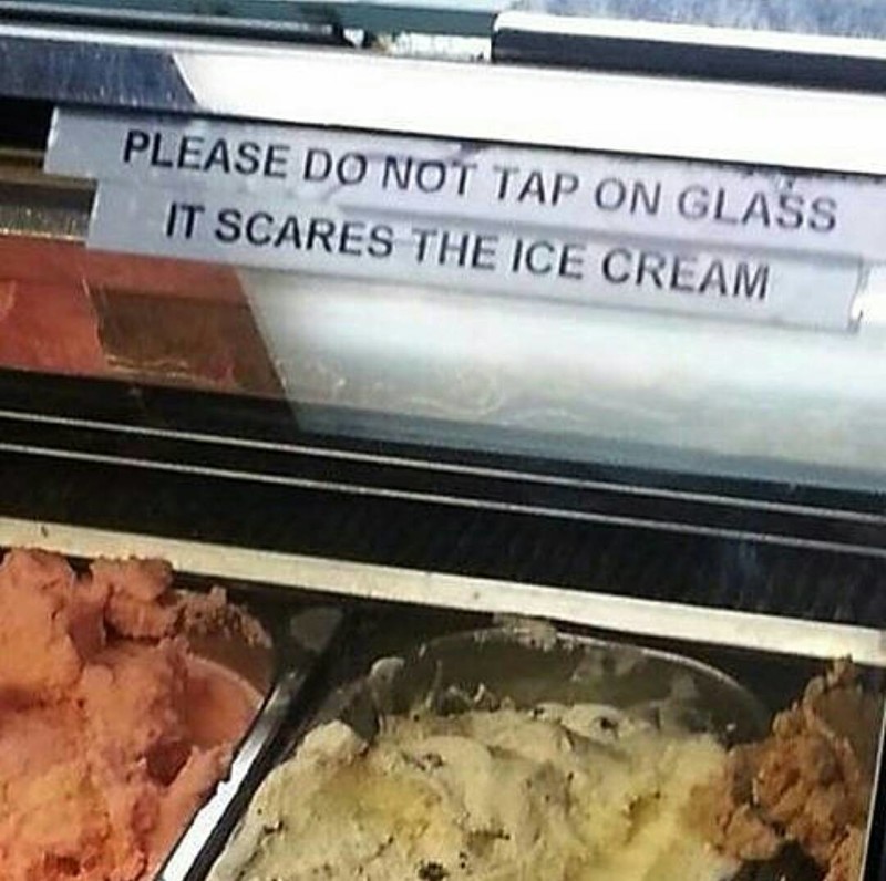 18. Пожалуйста, не тыкайте в стекло, мороженое пугается смешные ситуации, фото, что здесь происходит, юмор