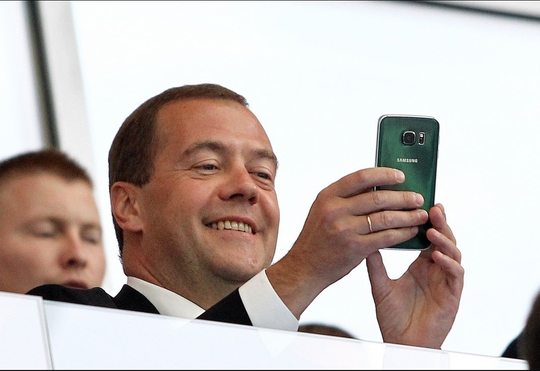 вообще-то пользоваться смартфонами опасно из-за слежки, но ему  - можно