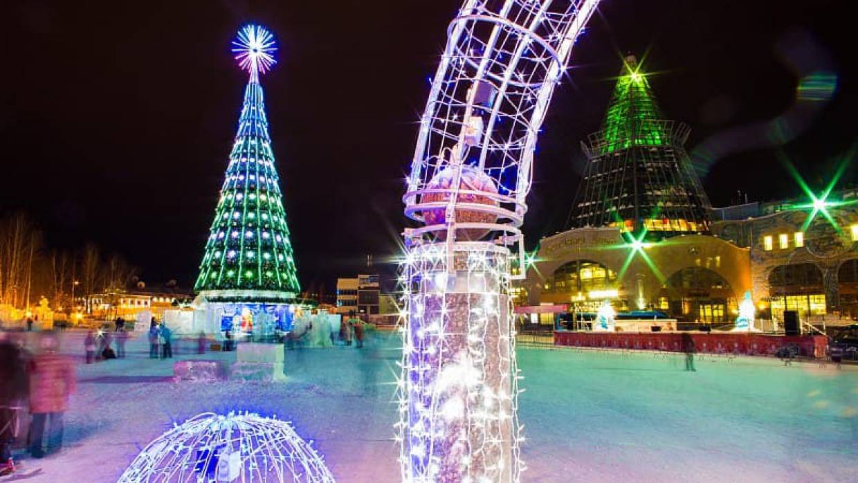 «Обдергайка, а не праздник": петербургская елка проигрывает конкурентками из регионов России
