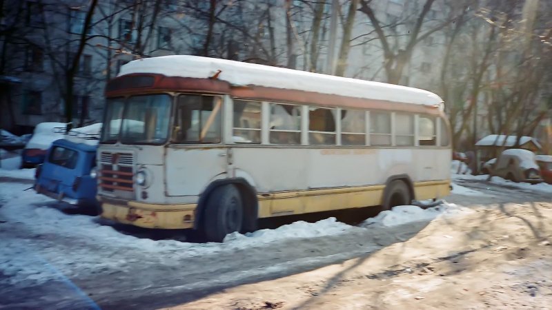 Автобус в сугробе, стёкла — пересчитаны вандалами… Такова была жизнь во дворе на Преображенке. Март 1996-го, фото из архива Михаила Красинца ЗИЛ-158В, авто, автобус, зил, лиаз, олдтаймер, реставрация, рето автобус