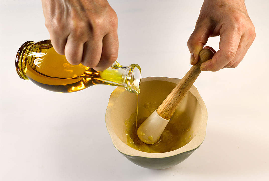 Рецепты ч маслом. Масло оливковое с имбирем. Ступка для чеснока. Мазь в ступке. Масло и соль.