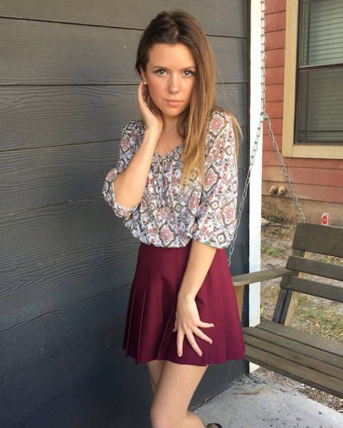 Девушки в легких летних платьях картинки