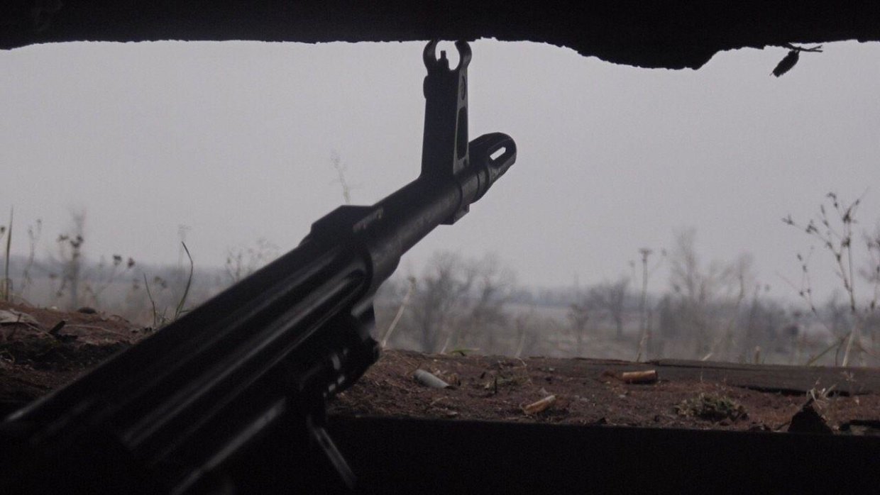 Украинские войска обстреливают республики Донбасса и несут потери