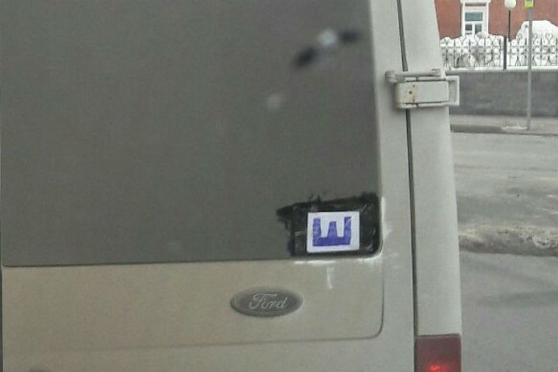 Народный креатив с наклейкой "Шипы" авто, автоприкол, наклейка, пдд, прикол, шипы