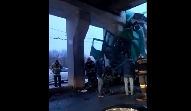 Опубликовано видео с фурой, врезавшей в опору моста в Рязани