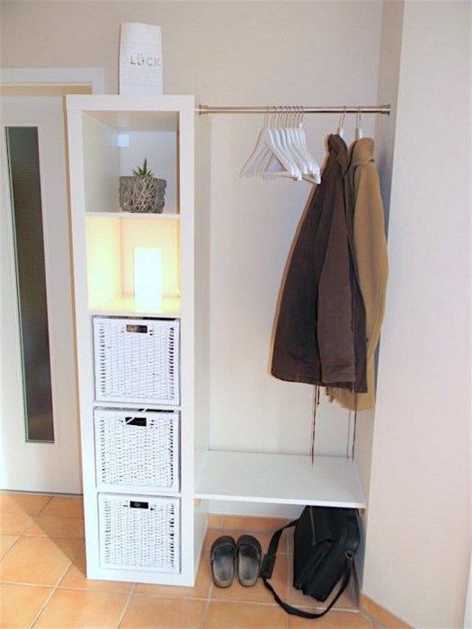 Функциональный открытый шкаф с вешалкой для одежды и полками прекрасно впишется в маленькую прихожую. 