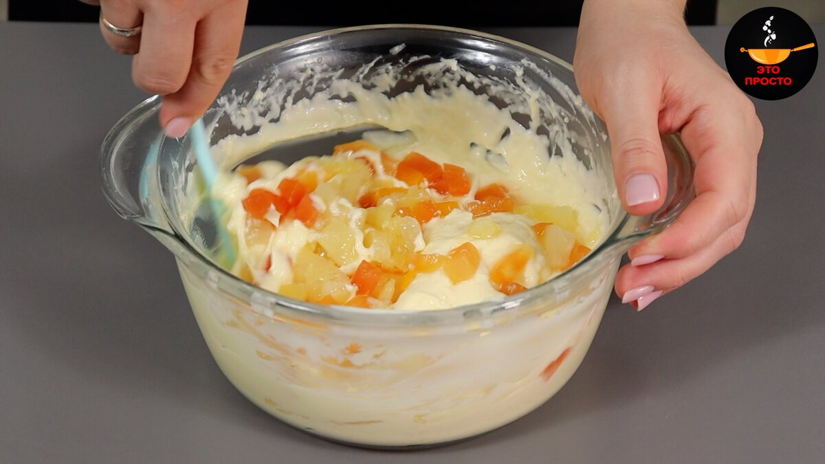Сегодня я к вам с рецептом рождественского пирога. Он нежный, вкусный, с кусочками фруктов, с приятным мандариновым вкусом и ароматом, готовится просто и выглядит потрясающе!-9