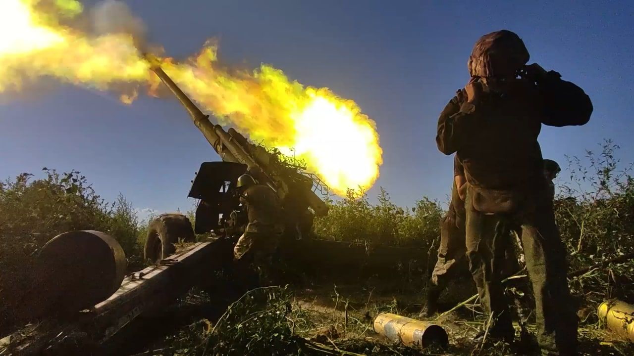 Военкоры ФАН показали боевую работу гаубицы «Мста-Б» под Соледаром