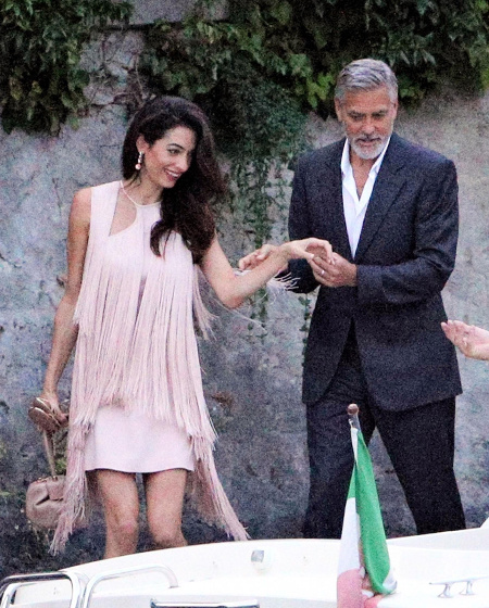 В пудровых тонах: Амаль Клуни в платье Stella McCartney на ужине со Стеллой Маккартни, ее мужем и Джорджем Клуни В пудровых тонах: Амаль Клуни в платье Stella McCartney на ужине со Стеллой Маккартни, ее мужем и Джорджем Клуни Мода,Стиль звезд