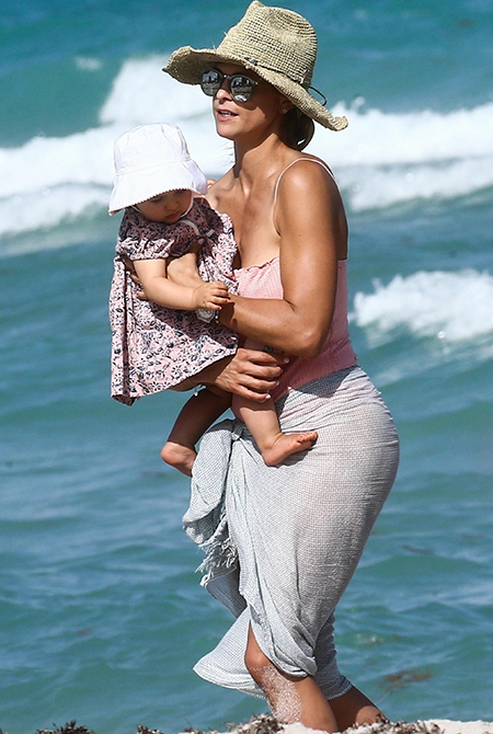 Принцесса Швеции Мадлен с младшей дочерью на пляже Майами Монархи / Новости монархов