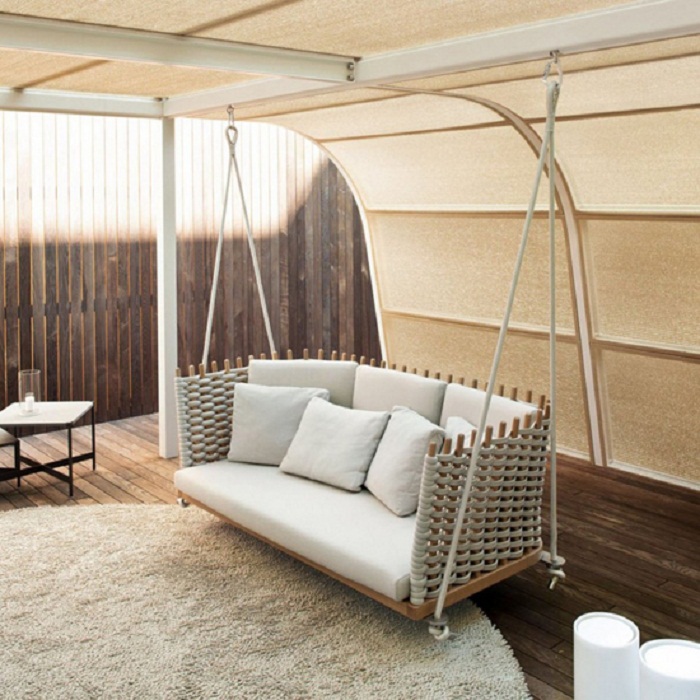 Удивительное место для отдыха во дворе - необыкновенные крытые качели.