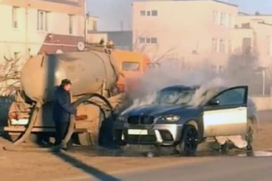 Посмотрите, как загоревшийся BMW X6 потушили с помощью ассенизатора