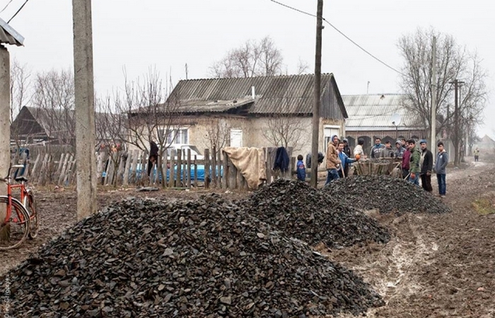 Насыпать дорогу, разровнять и насыпать щебень.