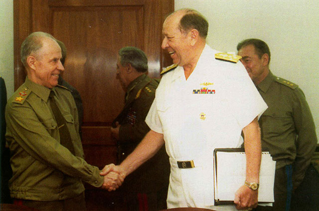 Сергей Ахромеев и Председатель ОК начальников штабов США адмирал Уильям Д. Кроу, 8 июля 1988 года.