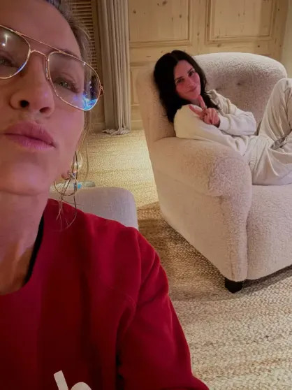 Дженнифер Энистон опубликовала редкое фото с бойфрендом-гипнотерапевтом Энистон, Дженнифер, опубликовала, возлюбленным, Джимом, хотела, Кортни, ребёнка, впервые, позирует, 57летняя, Анджелиной, свадьбы, после, спустя, Джоли, развелась, романа, вышла, Питтом