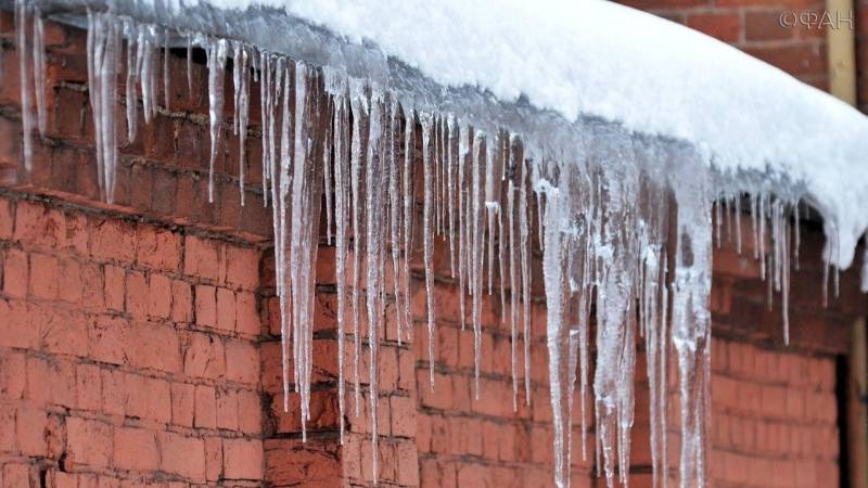 Крыша здания рухнула из-за снега в Нижнем Новгороде