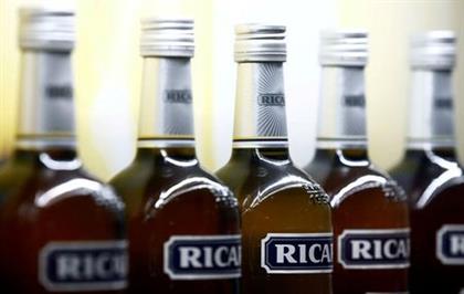 FILE PHOTO: Bottles of the Ricard aniseed-flavoured alcoholic drink displayed during French drinks maker Pernod Ricard's news conference to announce annual results in Paris, France, August 29, 2018. REUTERS/Christian Hartmann/File Photo 