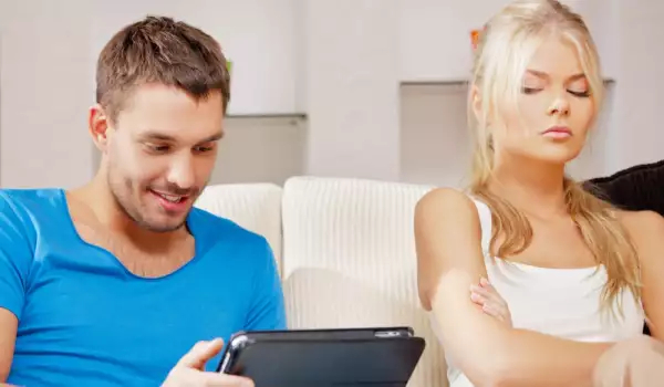 Почему он до сих пор общается со своей бывшей?