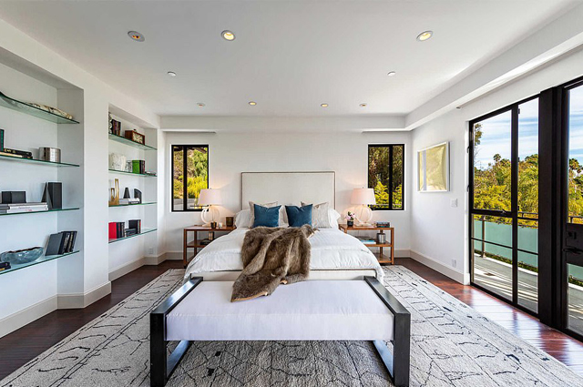 Рианна продает свой дом в Голливуде за 7,4 миллиона долларов после нахального взлома Рианна продает свой дом в Голливуде за 7,4 миллиона долларов после нахального взлома новости