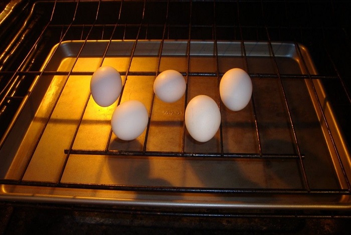 Яйца можно выложить на противень или решетку. / Фото: megavtogal.com Яйца можно выложить на противень или решетку. / Фото: megavtogal.com
