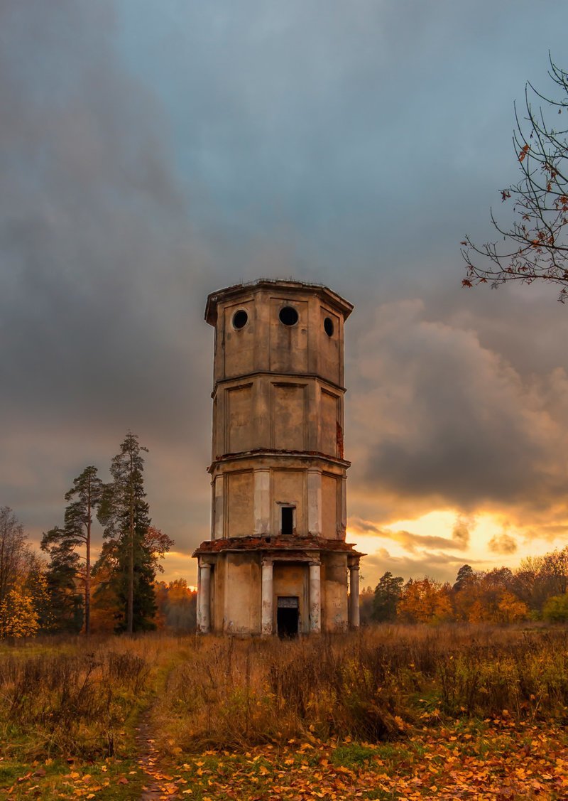 Water tower. Водонапорная башня Гатчина. Гатчина водонапорная башня закат. Гатчина Приорат водонапорная башня. Водонапорная башня в Приоратском парке.