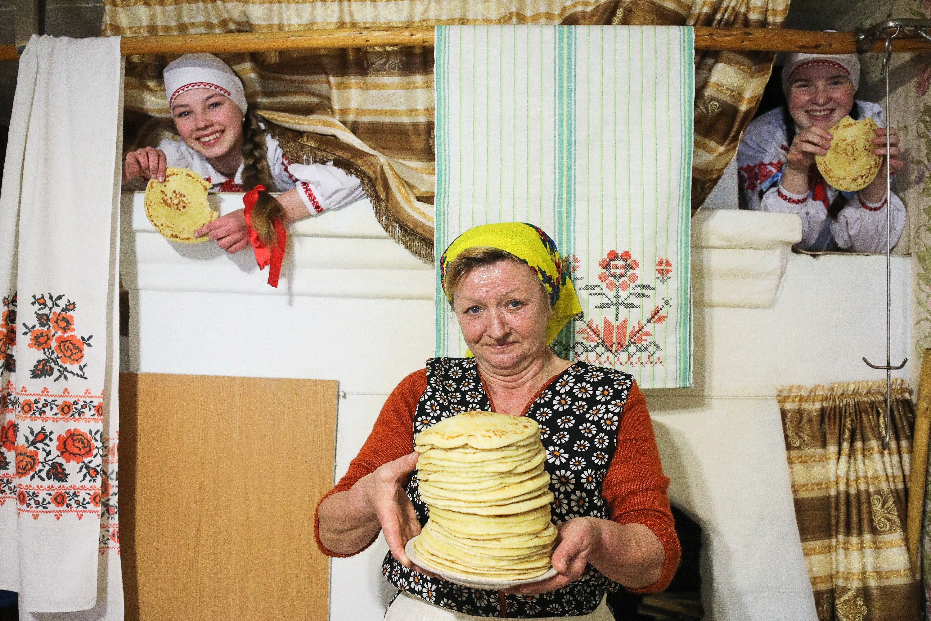 Хлебать. Лаптем щи. Лаптем щи хлебают памятник.